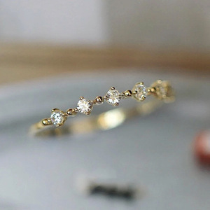 Anello a fascia impilabile dal design semplice per donna - Product Image 1