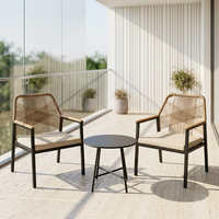 Ensemble bistrot 3 pièces en rotin tressé avec accoudoirs en bois, chaises rembourrées et table ronde en métal pour patio et jardin