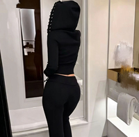 Ensemble survêtement femme Y2K streetwear : veste à capuche zippée et pantalon évasé, effet vieilli et brut, deux pièces