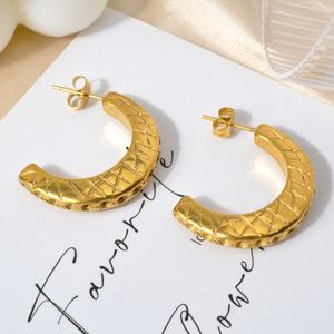 Joyería de Lujo de Moda, Accesorios Chapados en Oro de 18K, Aretes Gruesos de Acero Inoxidable con Forma de Corazón CC para Mujer - Product Image 4
