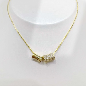 Collier pendentif nœud infini minimaliste en laiton, plaqué rhodium, avec zircone cubique, pour femme, style chaîne cubaine, idéal au quotidien - Product Image 3