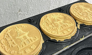 Machine à gaufres en forme de pièce d'or, électrique et à gaz, en acier inoxydable, neuve, pour 3 gaufres, idéale pour les snacks et les commerces alimentaires - Product Image 2