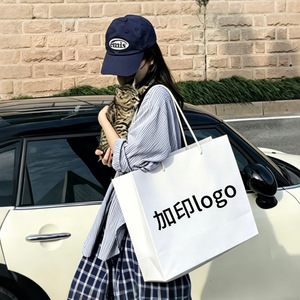 Bolsas de papel blancas personalizadas con impresión de logotipo para tiendas de ropa y regalos promocionales al por mayor - Product Image 1