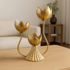 Support de bougie en aluminium en forme de tulipe dorée Hestia, fait à la main, écologique, durable, pour les activités religieuses, décoration de la maison - Product Image 1