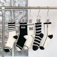 OEM nouvelle version coréenne polyvalente noir et blanc ins tendance décontracté rayures chaussettes de sport lettre M chaussettes pour femmes
