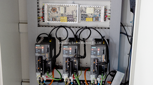 Ligne de soudage automatique à double tête pour le nettoyage des coins de portes et fenêtres en PVC entièrement automatique - Product Image 3