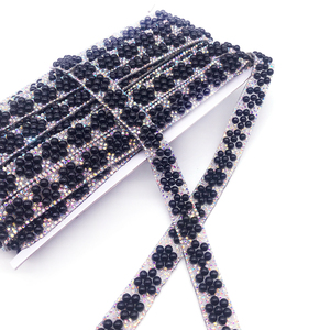 Styles de fleurs particulières Fer sur strass de couleur noire pour vêtements et accessoires - Product Image 2