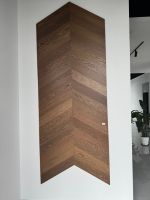 Plancher en chêne brossé à trois couches, motif chevron, installation par clips, design moderne, épaisseur 10-20 mm