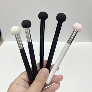 Petit pinceau correcteur <span class=keywords><strong>chignon</strong></span> cuit à la vapeur tête éponge bouton impression sans trace tête de champignon sèche et humide pinceau correcteur pinceau maquillage - Product Image 1