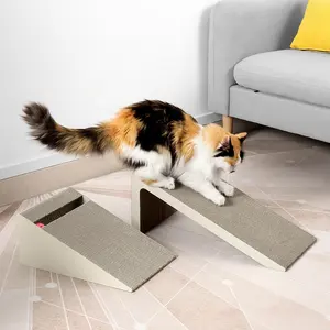 猫のための無料サンプルトライアングルスクラッチャー、家具を保護するための猫のおもちゃのスクラッチャー