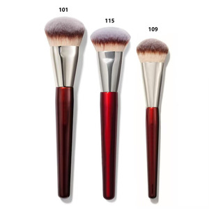 Pinceau à fond de teint miniaturisé <span class=keywords><strong>109</strong></span> à manche en bois bordeaux, pour les produits liquides, crèmes et bronzants - Product Image 1