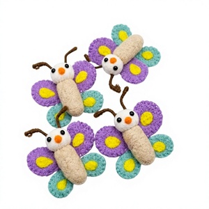 Adorno de Mariposa de Lana Premium Hecho a Mano, Ecológico, Alas Moradas, Verde Azulado y Amarillas, Estilo de Dibujos Animados, Pequeño Adorno Colgante de Pared para Navidad - Product Image 1