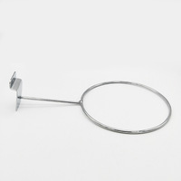 Großhandel Wandmontierter Mesh-Hakenhalter aus Metall, Chrom, Kreuz, Oval, für Fußball oder Basketball, Display-Ständer, Slatwall-Haken