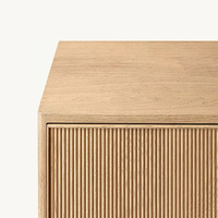 Armoire de rangement moderne en bois naturel cannelé avec poignées en or brossé pour salon, entrée, buffet