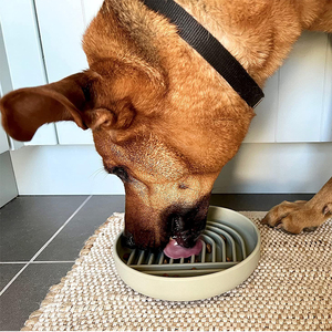 Baifu matras makan anjing tahan air bebas BPA, tatakan mangkuk air & makanan hewan peliharaan silikon dengan tepi terangkat mencegah tumpahan - Product Image 1