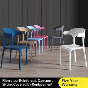 Silla de Comedor Apilable de Plástico con Respaldo Nórdico, Estilo Moderno y Lujoso, para Hogar, Oficina y Cafetería, Apta para Uso en Interiores y Exteriores - Product Image 4