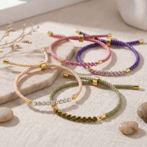 Braccialetto EDGE Personalizzato con Cordoncino Intrecciato Rosa Regolabile e Charm in Cristallo Placcato Oro, Gioiello Elegante da Donna - Product Image 1