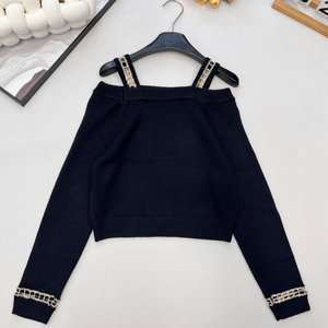 Blusa corta de punto negra para mujer con hombros descubiertos, detalle de cadena y manga larga - Product Image 2
