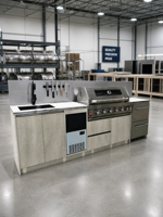 Cuisine extérieure moderne en acier inoxydable avec barbecue à gaz intégré, machine à glaçons, réfrigérateur à double tiroir, évier, gazebo, îlot barbecue pour patio