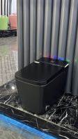 Toilette intelligente de luxe à haute fonctionnalité, sol noir, glaçage carré, toilette intelligente automatique avec buse UV, commande vocale