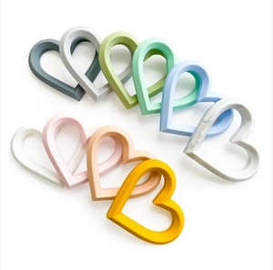 Vente en gros personnalisée en usine de jouets de dentition en silicone en forme de cœur jouets sensoriels à mâcher anneaux dentaires en silicone pour bébé - Product Image 1
