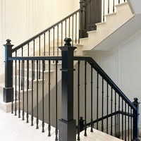 Rampe d'escalier en fer forgé de style européen avec poteaux torsadés forgés à la main, idéale pour la décoration intérieure de villas