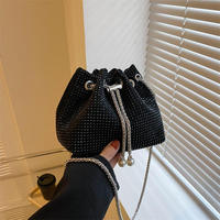 Tas Selempang Wanita Model Bucket Full Rhinestone Desain Tali Serut Rantai Logam Liontin Mutiara Pesta Tas Selempang Wanita