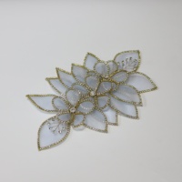 Grande patch fleurie bleu ciel avec feuilles, strass et chaîne de diamants pour la décoration de robes de mariée