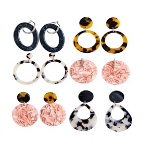 Boucles d'oreilles créoles fantaisie géométriques en résine pour femme, bijoux tendance et élégants pour fêtes et mariages, en acrylique et lucite, style statement - Product Image 1