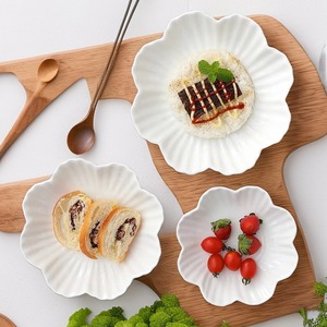Assiette à dessert en <span class=keywords><strong>porcelaine</strong></span> d'hôtel avec logo personnalisable, design <span class=keywords><strong>moderne</strong></span> et simple, forme irrégulière, <span class=keywords><strong>vaisselle</strong></span> pour la maison et l'hôtel - Product Image 1