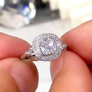 Anello di fidanzamento da donna F785 in oro bianco con diamante taglio cuscino naturale colore D e montatura a halo - Product Image 4