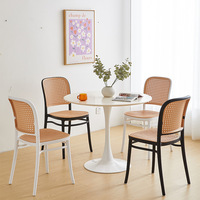 Chaise de salle à manger en plastique empilable contemporaine de haute qualité avec accoudoirs pour usage extérieur
