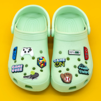 Personalizada nueva moda colorido Gamepad PVC zapato encantos venta al por mayor Rubik's Cube fútbol letras personalizadas zuecos zapato encantos a granel