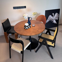 Table à manger ronde de style moderne, plateau en bois de caoutchouc massif, base en forme de tulipe, style rétro écologique, mobilier de salle à manger d'hôtel, maison