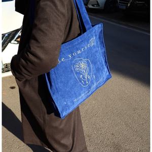 Sac fourre-tout extra large en velours côtelé écologique 16 pouces Bleu Sac de shopping portable Sac à bandoulière pour femme avec logo brodé Fermeture ouverte - Product Image 5