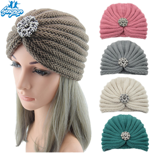 Berretto Invernale di Alta Qualità per Viaggi e Uso Quotidiano, Accessorio Gioiello, Cappello Monocolore Elastico in Acrilico, Caldo e Comodo, Copricapo Comune da Donna - Product Image 1
