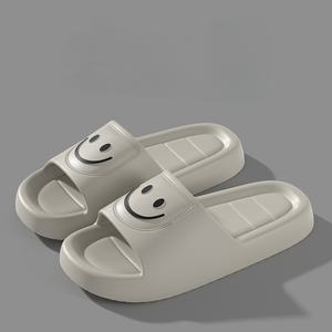 Chaussons d'intérieur et d'extérieur tendance, grande taille, doux et confortables, adaptés à toutes les saisons, avec un design visage souriant. - Product Image 5