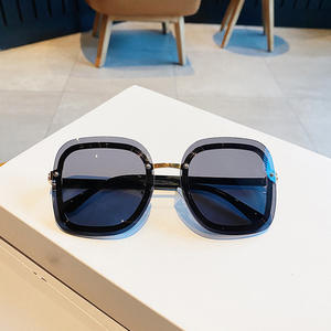 Lunettes de soleil Qianai pour femme, grande monture, protection UV400, verres AC irréguliers quadrilatères, monture dorée, style urbain - Product Image 2