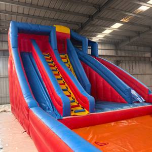 Château gonflable à deux pistes personnalisable avec zone de rebond, en PVC, installation facile pour une utilisation commerciale en extérieur - Product Image 2