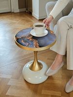 Table d'appoint ronde en MDF imprimé, directement de l'usine, avec piétement en fer doré et base sculpturale blanche pour salon, hôtel, OEM, ODM