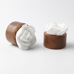 Ambientador de yeso aromático de flor rosa de cerámica perfumada a base de madera, difusor de aceite esencial de porcelana con fragancia para el hogar - Product Image 1