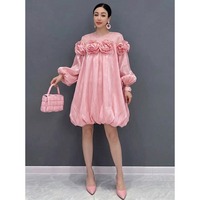 Nouvelle Robe Mini Été 2026 en Gros, Motif Floral 3D Brillant, Chic à la Française, Manches Bouffantes, Style Babydoll, Élégante Robe de Soirée Rose