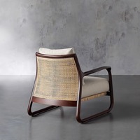 Fauteuil scandinave en lin blanc avec dossier en rotin naturel et structure en bois pour un confort et un style élégants