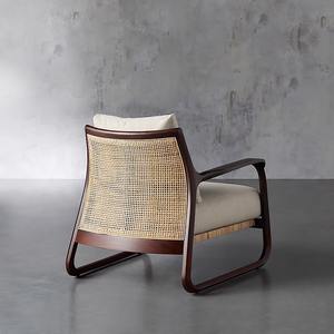 Fauteuil scandinave en lin blanc avec dossier en rotin naturel et structure en bois pour un confort et un style élégants - Product Image 4