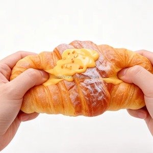 Jouet anti-stress souple en PU en forme de croissant de 16,5 cm, à rebond lent, saveur fromage, matcha noir et fraise - Product Image 3