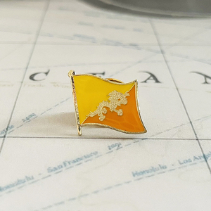 Pin de Solapa con la Bandera Nacional del Reino de Bután, Broche de Metal Esmaltado con Resina Epoxi y Cristal, Souvenir, Regalo Personalizado - Product Image 1