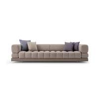 Wärme und Eleganz: Bequemes Sofa mit Seitenform, Tiefer Sitzfläche und Breiter Rückenlehne aus Stoff