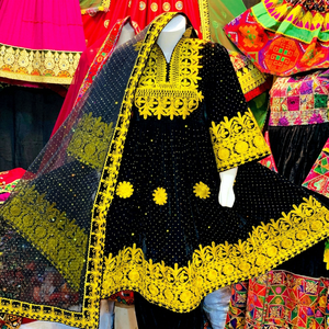 Ensemble robe noire brodée à manches 3/4 et motif jaune pour femme, style pakistanais, toutes saisons - Product Image 1
