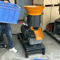 Machine de fabrication de granulés d'aliments pour animaux, entraînée par une boîte de réduction, pour la transformation des aliments du bétail, des volailles, des porcs, des moutons et des vaches.