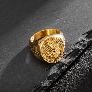 Anillo de hombre HOPHIP de acero inoxidable con cruz de manos en oración - Product Image 6